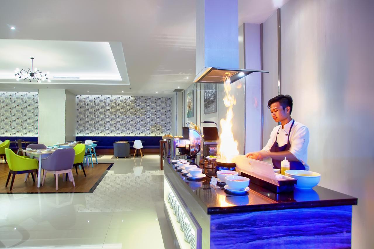 Golden Tulip Essential Makassar Hotel Exterior foto